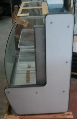 26" WIDE FLOOR MODEL PASTRY DELI CASE - CURVED GLASS FRONT