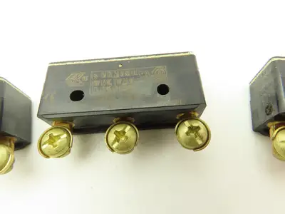 Honeywell BZ-2R5551-P4 Micro Switch Pin Plunger 15A 125/250/480VAC Lot of 3