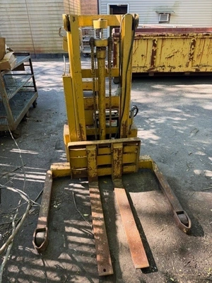 USED BIG JOE ELECTRIC PALLET JACK NEEDS 12VOLT BATTERY