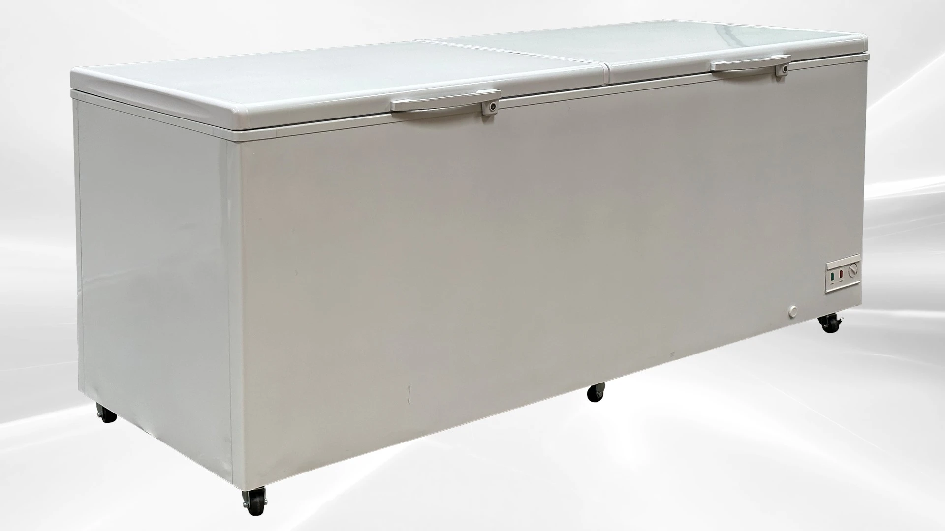 171-0376 90" Solid Top Self Contained Chest Freezer