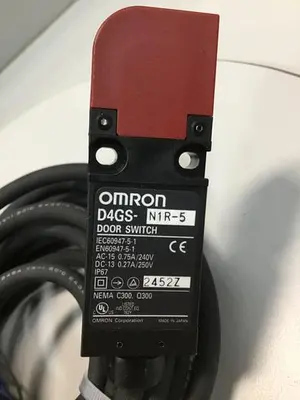 USED OMRON D4GS-N1R-5