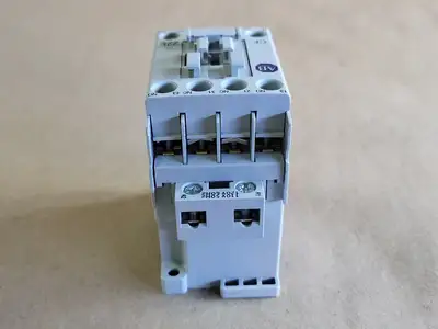 NEW ALLEN-BRADLEY 700-CF220