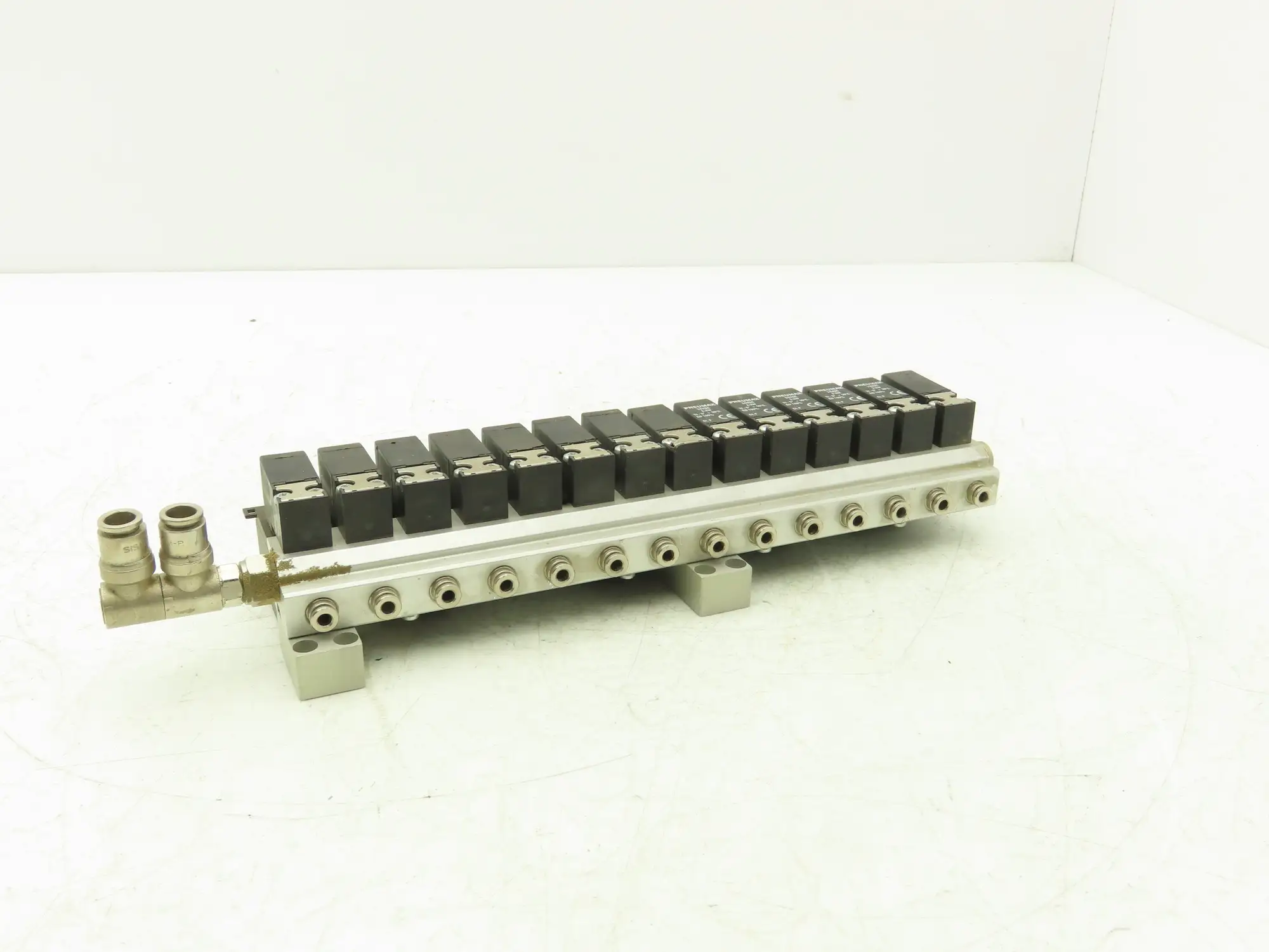 Pneumax OMRB213 Pneumatic Air Manifold Assembly 14 Valves 24vdc 145psi