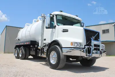 Used 2019 VOLVO VHD64B200 Vacuum Truck Texas US | Roll Off Truck World #1491991