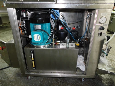USED BEE INTERNATIONAL DEE BEE 2000