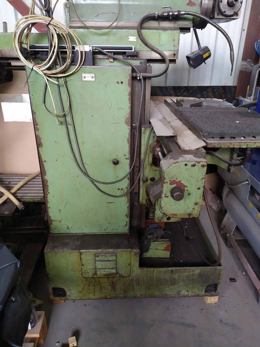 TOS Universal Toolroom Mill, in very good working condition, visible under power