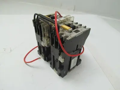 Allen Bradley 104-AO9NZ243 Ser A Reversing Contactor 600V 9A w/24VDC Coil