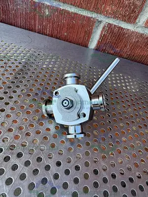 USED GE HEALTHCARE SALVI DN6 1001 4-WAY 316 VALVE 18-5758-01 W/ 1.2" SANITARY FITTING