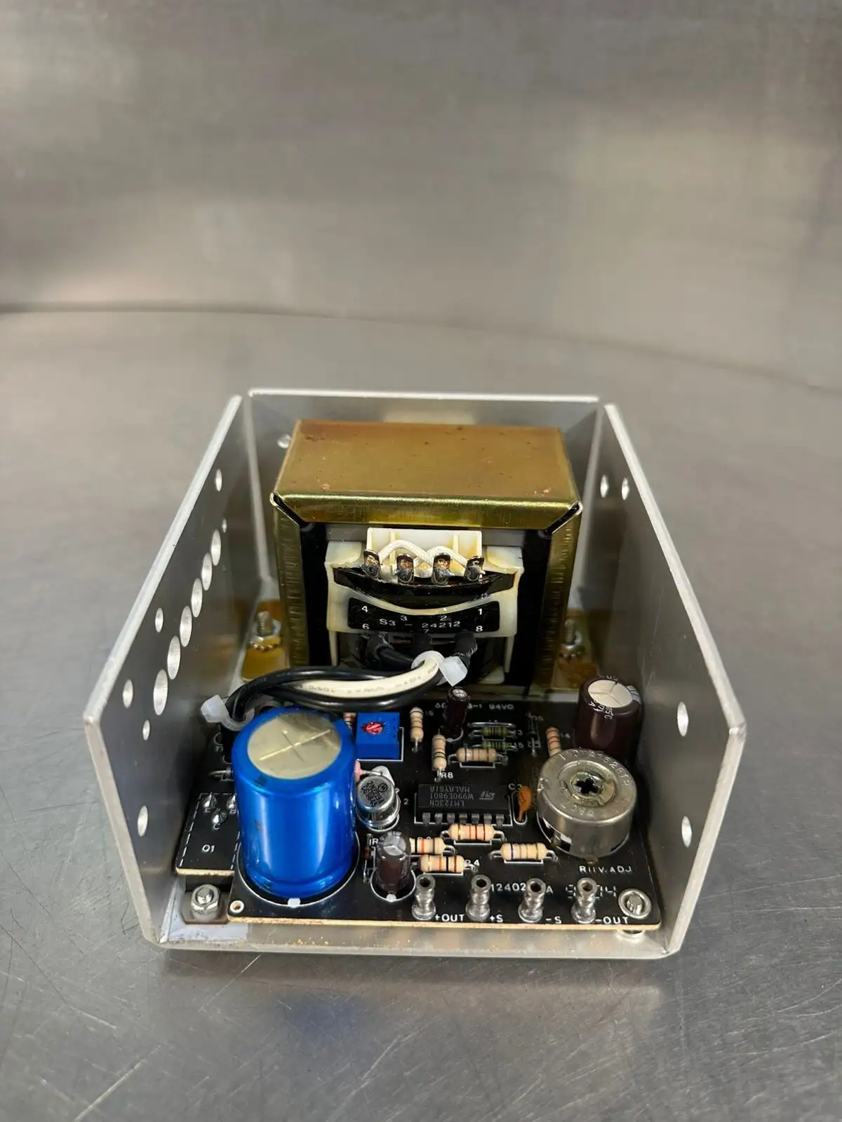 Sola 83-24-212-03 POWER SUPPLY INPUT 47-63HZ OUTPUT 24VDC 1.2A (4E-19)