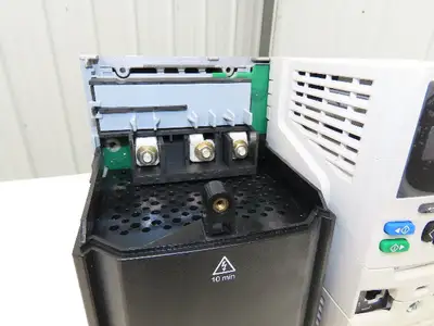 Nidec M700-06400470A Unidrive M Series AC Drive 30/40Hp 480V 3PH 47A Keypad