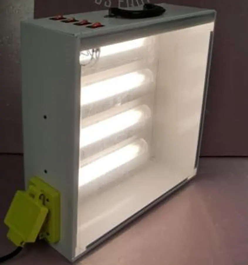 QTY. 1. LIGHT BOX 18" X 18" HAS 4 LIGHTS MODEL: GL...
