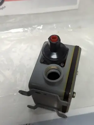 USED JOHNSON CONTROLS P72CE