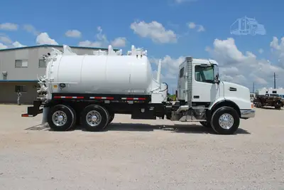 Used 2019 VOLVO VHD64B200 Vacuum Truck Texas US | Roll Off Truck World #1491991
