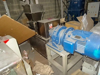 Samfull S/S extruder with horizontal form fill and sealer