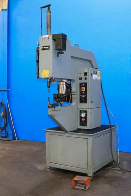 USED 1998 Haeger 824