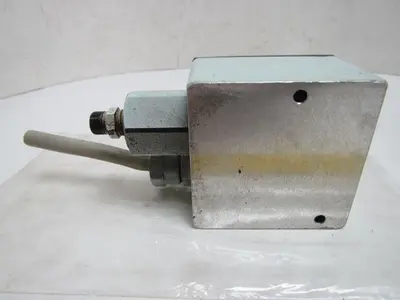 Toyooki Kogyo HW-02 100 HW-02100 Hydraulic Pressure Switch Valve 12-24VDC 171PSI