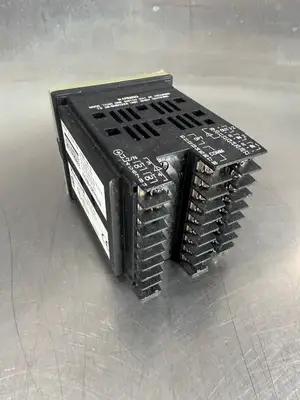 Honeywell DC2500-EE-0L00-100-10000-00-0 / 90-250 Vac 50/60 Hz 18Va (2.5.2)