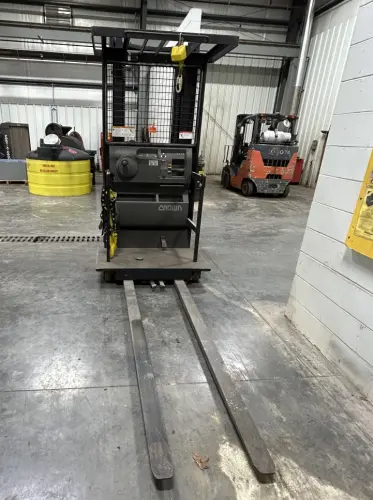 Used 2002 CROWN SP3010-30 Order Pickers Pennsylvania US | National Lift Equipment #1382491