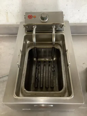 152-0536 Wells F49 Electric Countertop Fryer