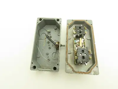 Cutler Hammer 49-2610-1 10250T Electrical Enclosure 3-Button Control Stop Go