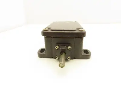 Schmersal MSP 452-11/11Y Rotating Spindle Limit Switch 250V 6A 3/8" Shaft