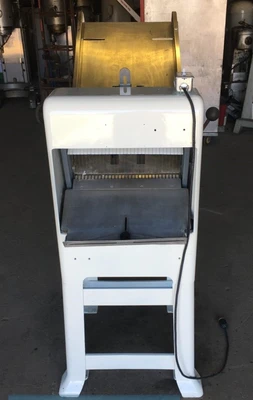 8-0135 Oliver Gravity Feed Bread Slicer Model 797 w/ 32″ Chute