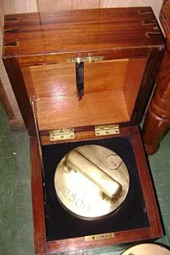 1350-385 Antique L Oertling 2500 Troy Ounce Brass Counterweight with Carrying Case and Bridge Type Carrying Handle
