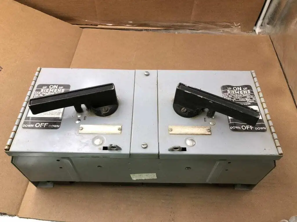 Siemens V7E3611 Series A 30A 3 Pole Panel Board Safety Switch 600V 3PH