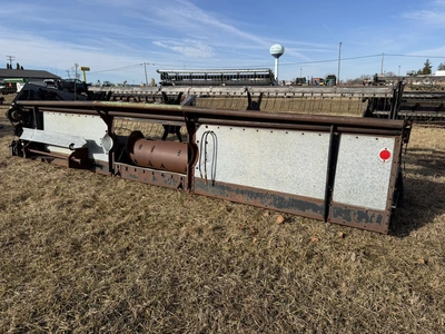(1) Allis-Chalmers, 17' grain head with steel tines, some teeth are broken, no visible S/N or model ...