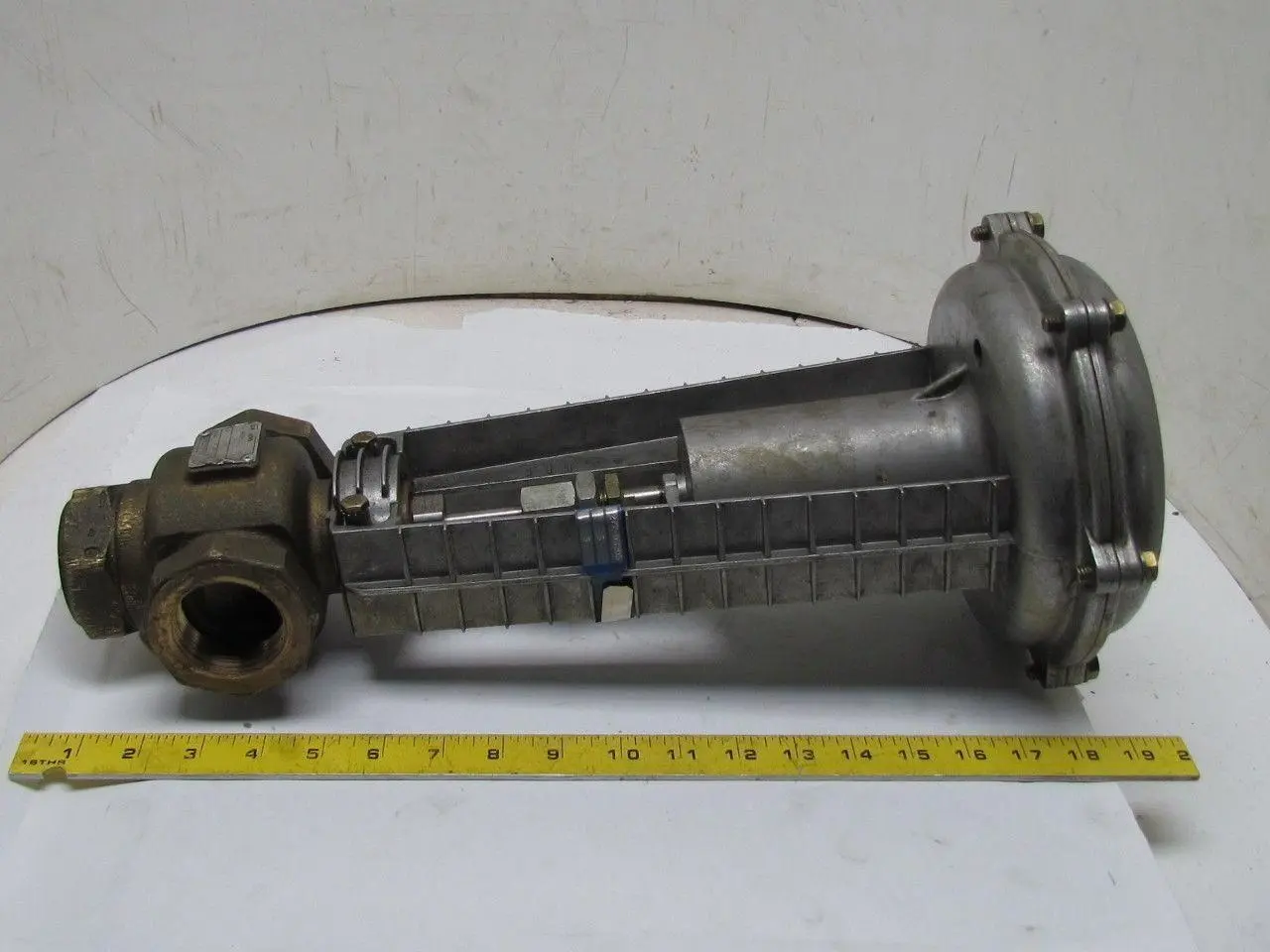 Siemens Flowrite 8" Pneumatic Valve Actuator 1-1/2" Bronze 3-Way Mixing Valve
