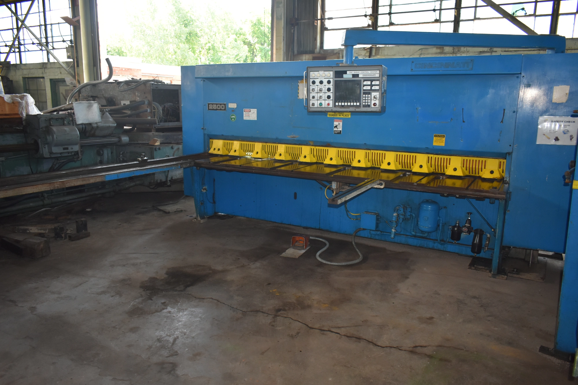 10' x 1/4" CINCINNATI-INC "2500X10FT" CNC HYDRAULIC POWER SQUARING SHEAR w/CINCINNATI CNC SHEAR CONTROL CENTER - 48” CNC BACK GAUGE - SQUARING ARM