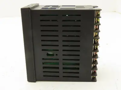 Omron E5EZ-Q3 Digital Temperature Controller 100-240V 2A