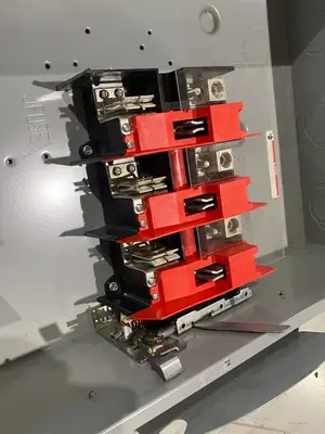 USED SIEMENS HEAVY DUTY FUSIBLE DISCONNECT SWITCH 200A MAX TYPE 1