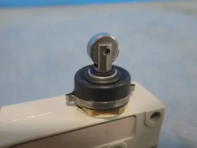 NEW OMRON ZV2N222