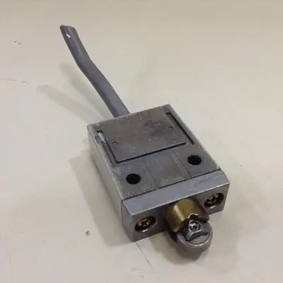 USED OMRON D4C-9049