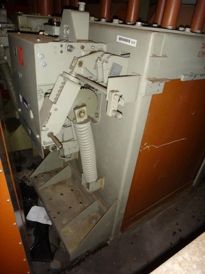 General Electric AM-13.8-10003H Magne Blast Circuit Breakers
