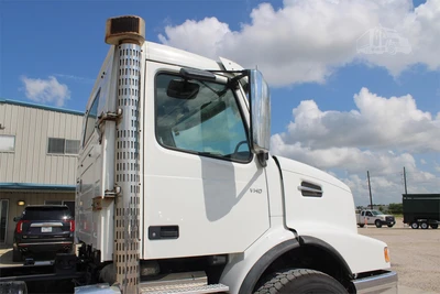 Used 2019 VOLVO VHD104B200 Cab Chassis trucks Texas US | Roll Off Truck World #1492007