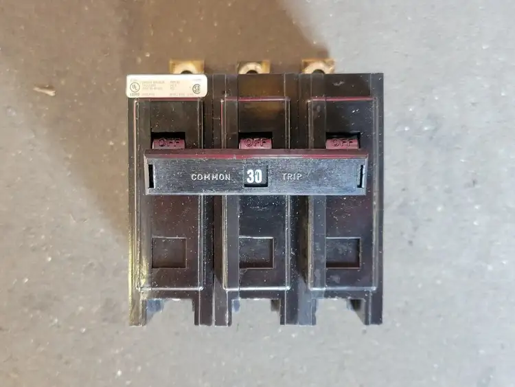 Used CUTLER-HAMMER BAB3030H Switchgears British Columbia CA | Lenmark #242556