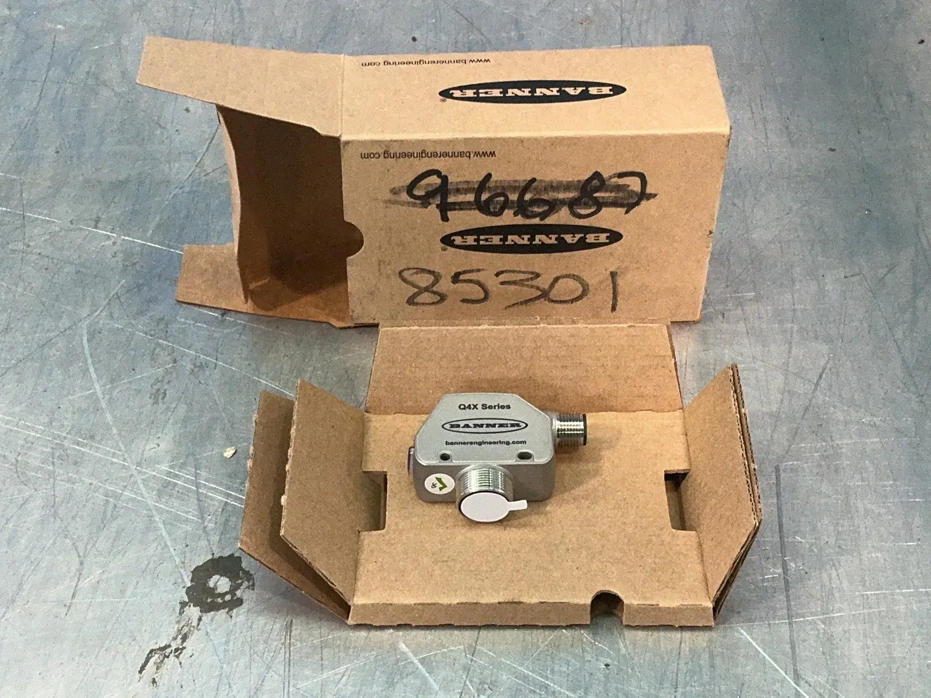 New | in-Stock BANNER Q4XTBLAF300Q8 Photoelectric Sensors Ohio US | HGR 24 #1312215