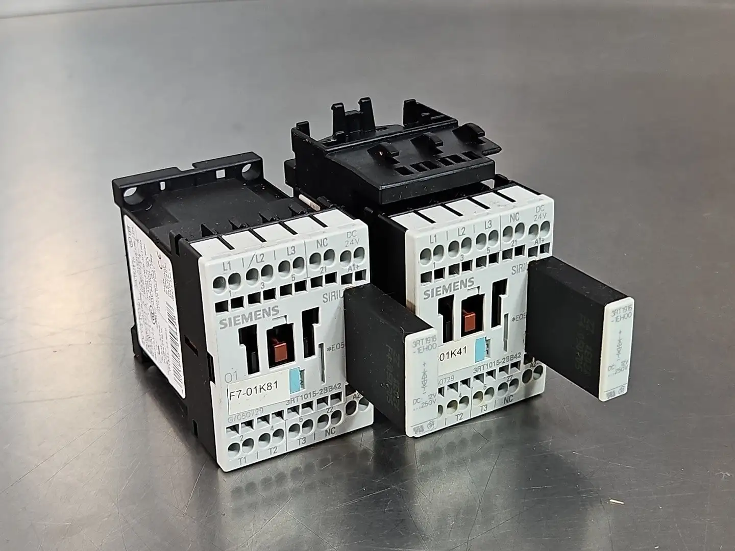 Siemens Sirius 3RT1015-2BB42 W/3RT1916-1EH00 Contactor (LOT OF 2) Loc4C25