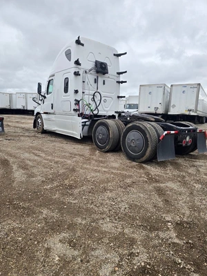 USED 2023 FREIGHTLINER CASCADIA