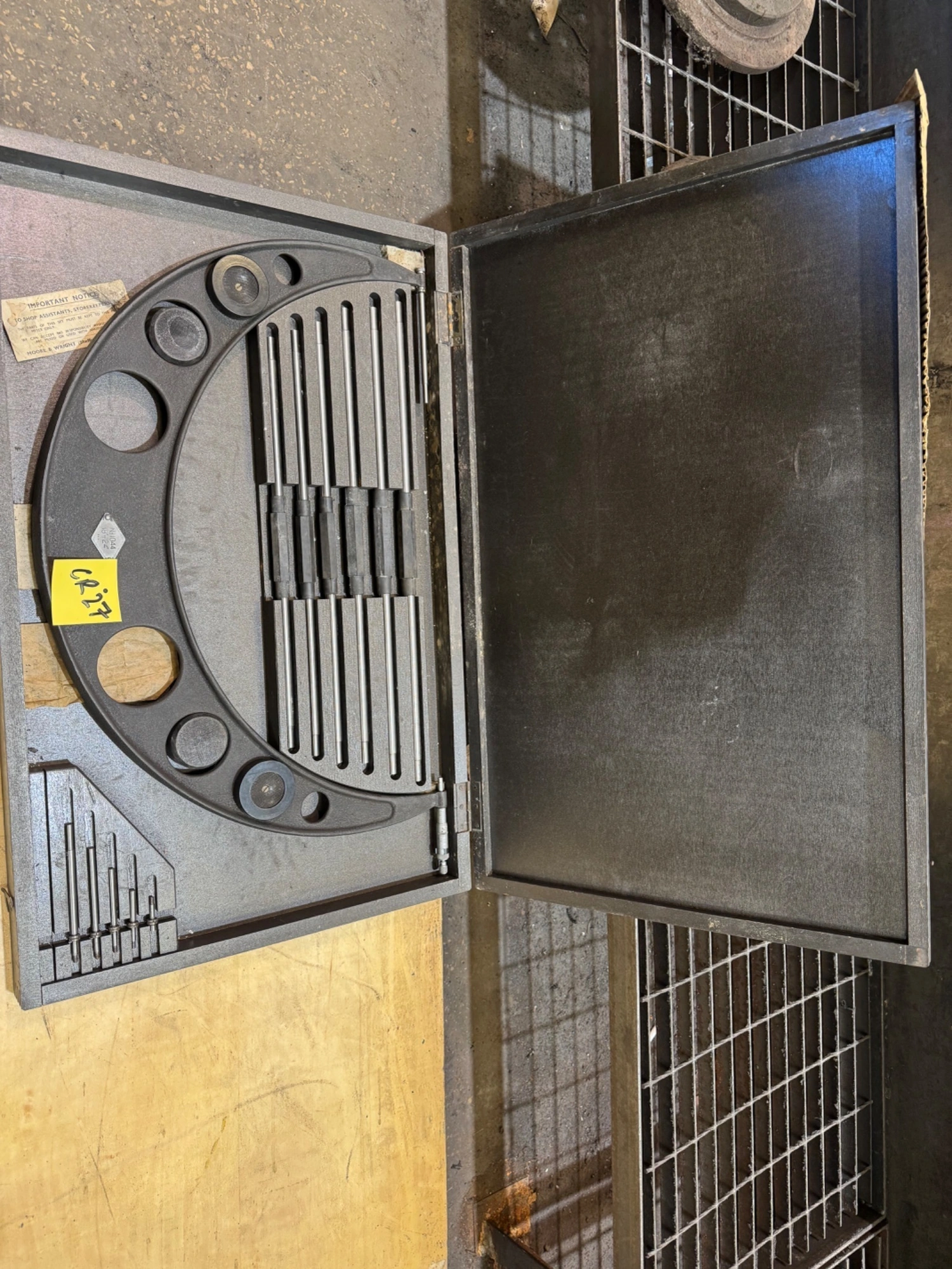USED MOORE & WRIGHT 1044 micrometer