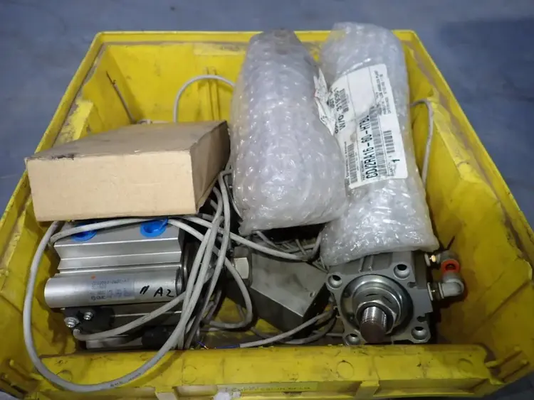 Used SMC CDQ2B2320DZA7 3LXC9 Cylinders | HGR 24 #731190