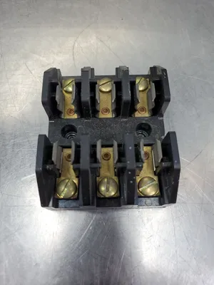 Bussman 2809 3-Fuse Block,, 30A 600V. 4D-31