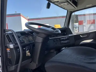 USED 2022 VOLVO VNR42T300