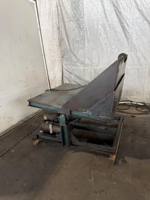4,000 LB 48" X 48" HYDRAULIC TILT TABLE. STOCK # 1003825.