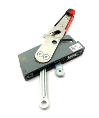 USED SIEMENS FLANGE MOUNTED DISCONNECT HANDLE RED/BLACK, METAL BODY