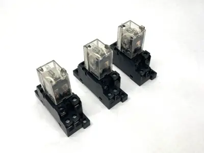 USED OMRON RELAY 24VDC 10A W/ SOCKET BASE 240V 15A LOT OF 3