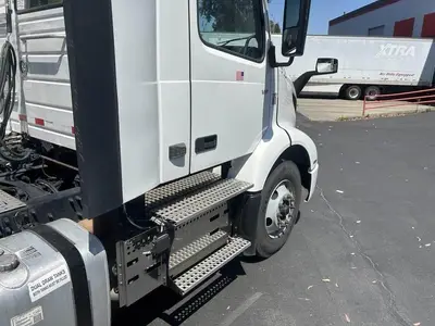 USED 2022 VOLVO VNR42T300
