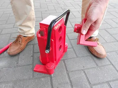 USED HEAVY DUTY JACK FOR LIFTING MACHINES 8 TON